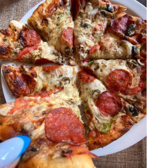 Royal Pizza, image of pepperoni pizza plate