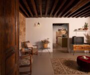 La Ruelle, living room