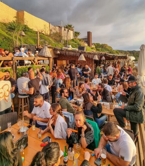 Pierre and Friends, image next to the beach with customers eating and admiring the sunset