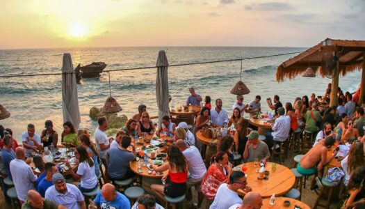 Pierre and Friends, image next to the beach with customers eating and admiring the sunset