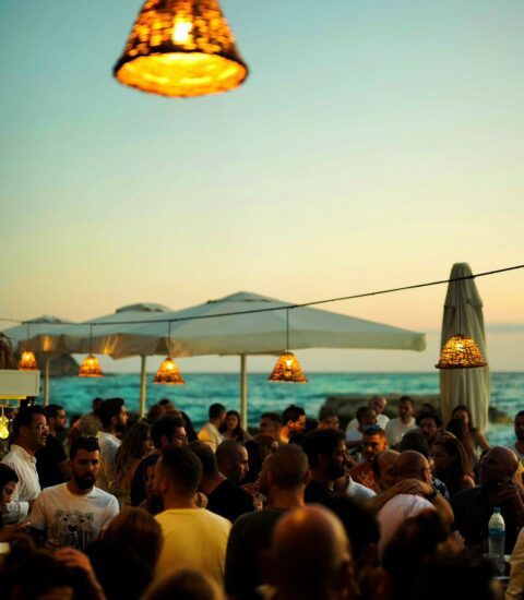 Pierre and Friends, image next to the beach with customers eating and admiring the sunset