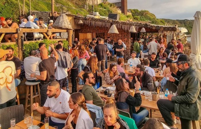 Pierre and Friends, image next to the beach with customers eating and admiring the sunset