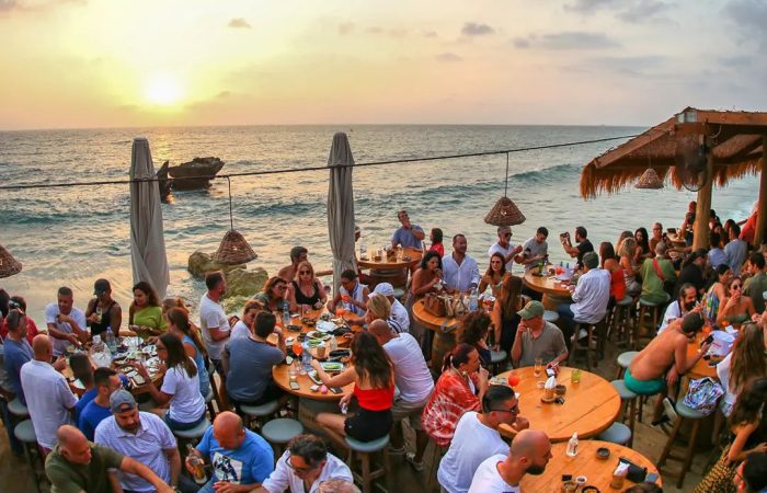 Pierre and Friends, image next to the beach with customers eating and admiring the sunset