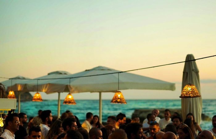 Pierre and Friends, image next to the beach with customers eating and admiring the sunset