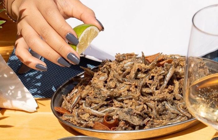 Samak Express, image of bizri fish plate with lime and tartar sauce